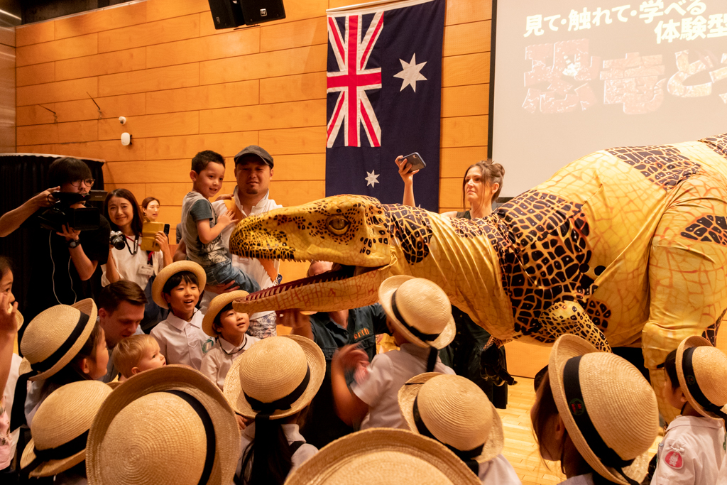 体験型恐竜パペットショー『恐竜どうぶつ園2019』（英題『Erth's Dinosaur Zoo』）