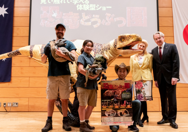 体験型恐竜パペットショー『恐竜どうぶつ園2019』(英題『Erth's Dinosaur Zoo』)