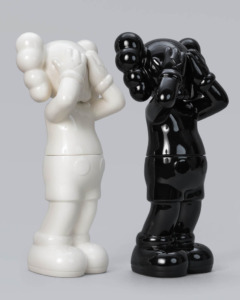 KAWS HOLIDAY UNITED KINGDOM3色セット KAWSのアートプロジェクト『KAWS:HOLIDAY』第6弾が開幕 — 世界最大級の