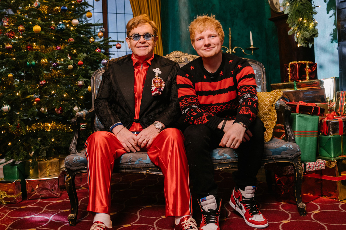 エルトン・ジョンとエド・シーランがクリスマスソング「Merry Christmas」をリリース—エド・シーランらが監督のMVも公開