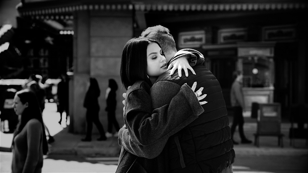 コールドプレイとセレーナ・ゴメスのコラボ楽曲「Let Somebody Go」MVを公開—愛と痛みを描いた映画のような作品に