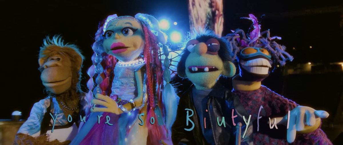 コールドプレイが最新アルバムよりシングル「Biutyful」のミュージックビデオを公開—パペットたちがバンドを結成し大人気に