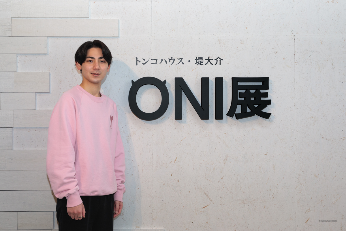 トンコハウス・堤大介の「ONI展」がPLAY! MUSEUMで開幕—空間演出で物語や空気感、光と闇、音を体感する新感覚展覧会