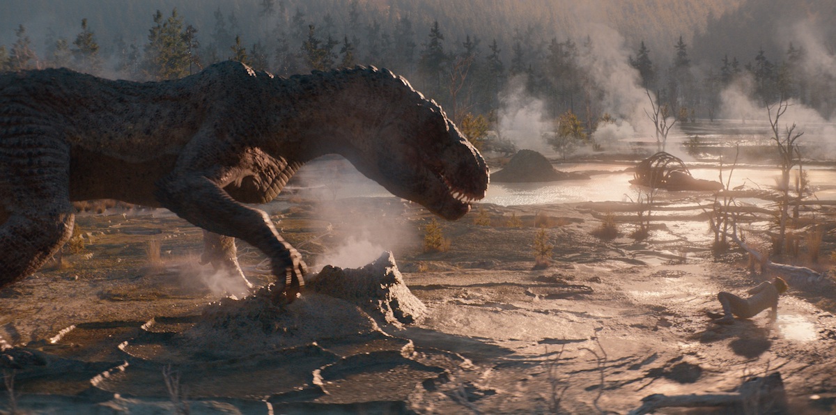 映画『65／シックスティ・ファイブ』6500万年前の地球で恐竜に立ち向かうミルズの姿—絶体絶命の本編映像が解禁
