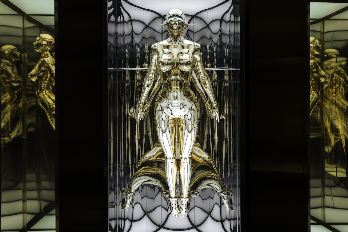 空山基《Sexy Robot type II floating_gold》（2025年）